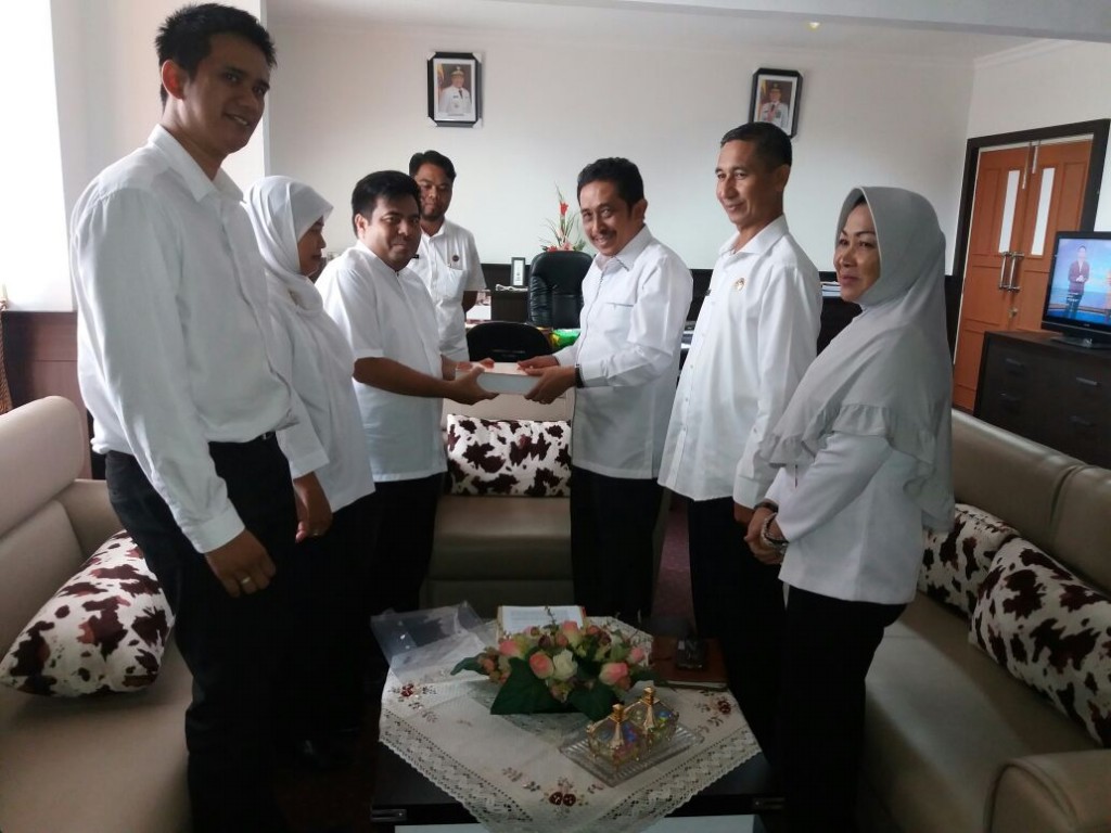 Bawaslu Provinsi Kalimantan Selatan Serahkan Hasil Pengawasn Pilkada Serentak Tahun 2015