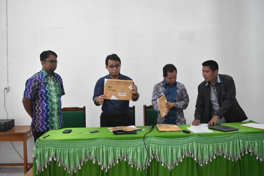 TES TERTULIS CALON PANWAS KAB. HSU DIKAWAL OLEH TIM SUPERVISI BAWASLU RI DAN KETUA TIM SELEKSI BAWASLU KALSEL