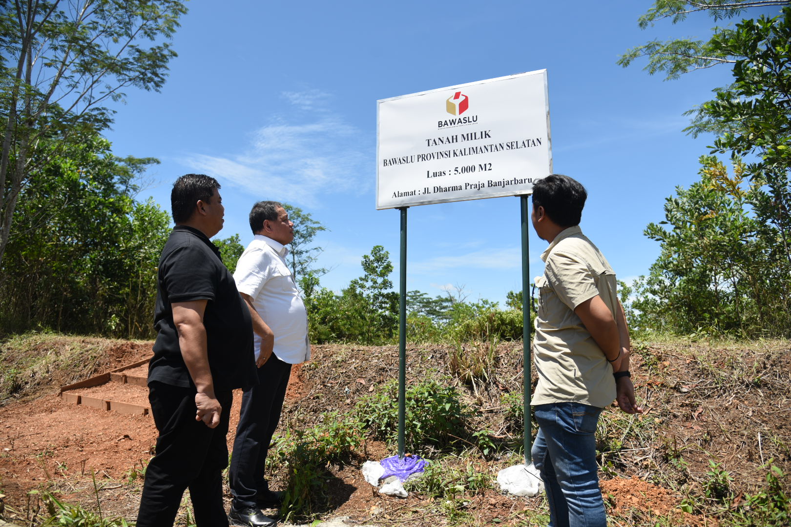 Kunker di Kalsel, Anggota Bawaslu RI Herwyn JH Malonda Tinjau Lahan Kantor Bawaslu Kalsel di Banjarbaru