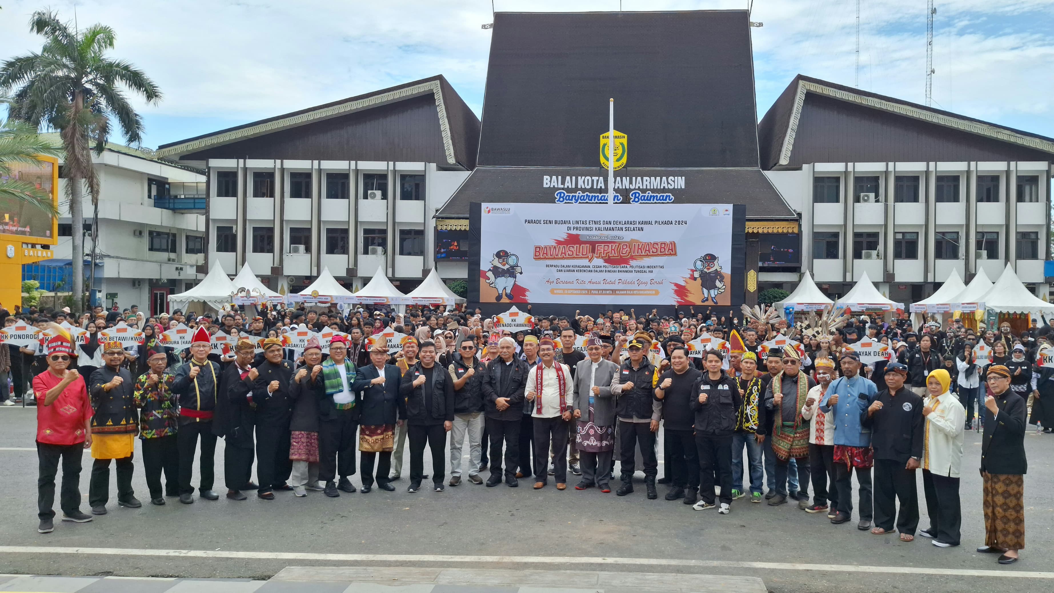 Bersama Bawaslu Kalsel , 30 Suku Bangsa FPK dan IKASBA Kalsel Deklarasikan Pilkada Damai, Tolak politisasi SARA dan Identitas.