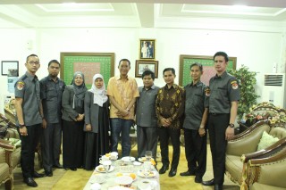 GUBERNUR PROVINSI KALIMANTAN SELATAN ADAKAN PERTEMUAN DENGAN PENYELENGGARA PEMILU DI KEDIAMAN