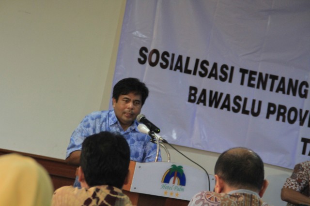 PIMPINAN DAN SEKRETARIAT BAWASLU KALSEL DI TES URINE