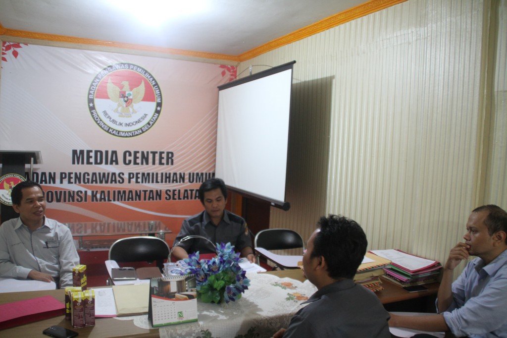 KETUA TIM SELEKSI PIMPIN PEMERIKSAAN KEABSAHAN DAN LEGALITAS BERKAS CALON PANWAS