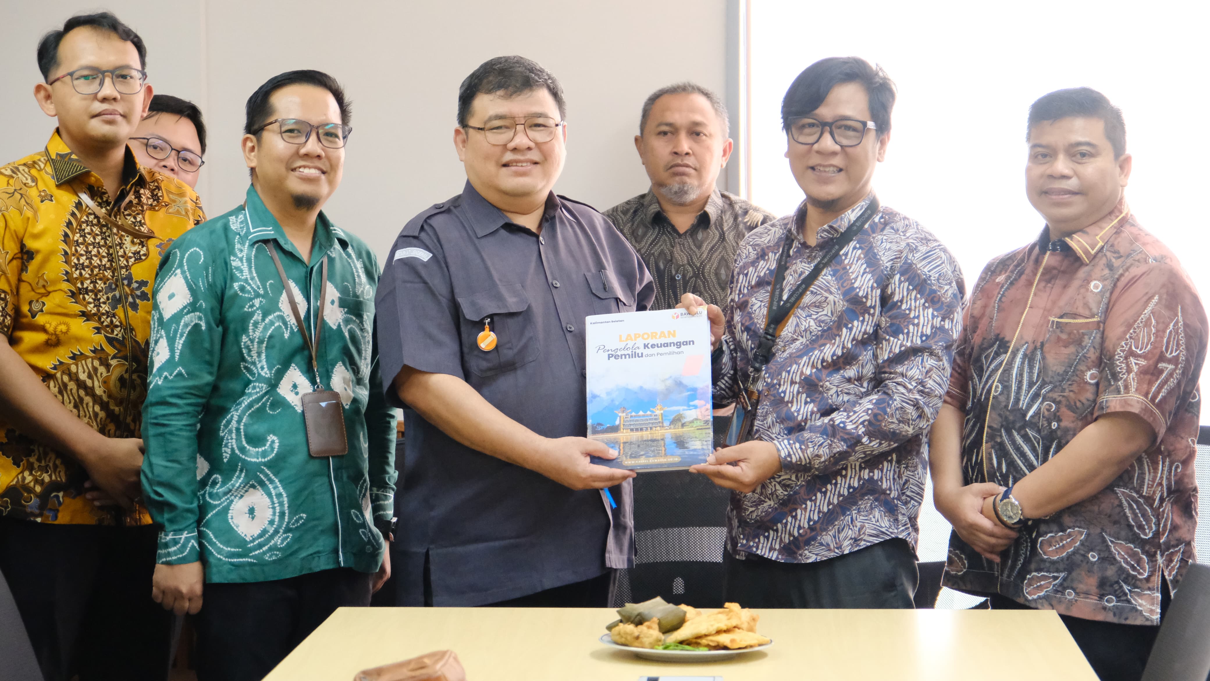 Bentuk Pertanggungjawaban , Bawaslu Kalsel Serahkan Laporan Pengelolaan Keuangan ke Bawaslu RI