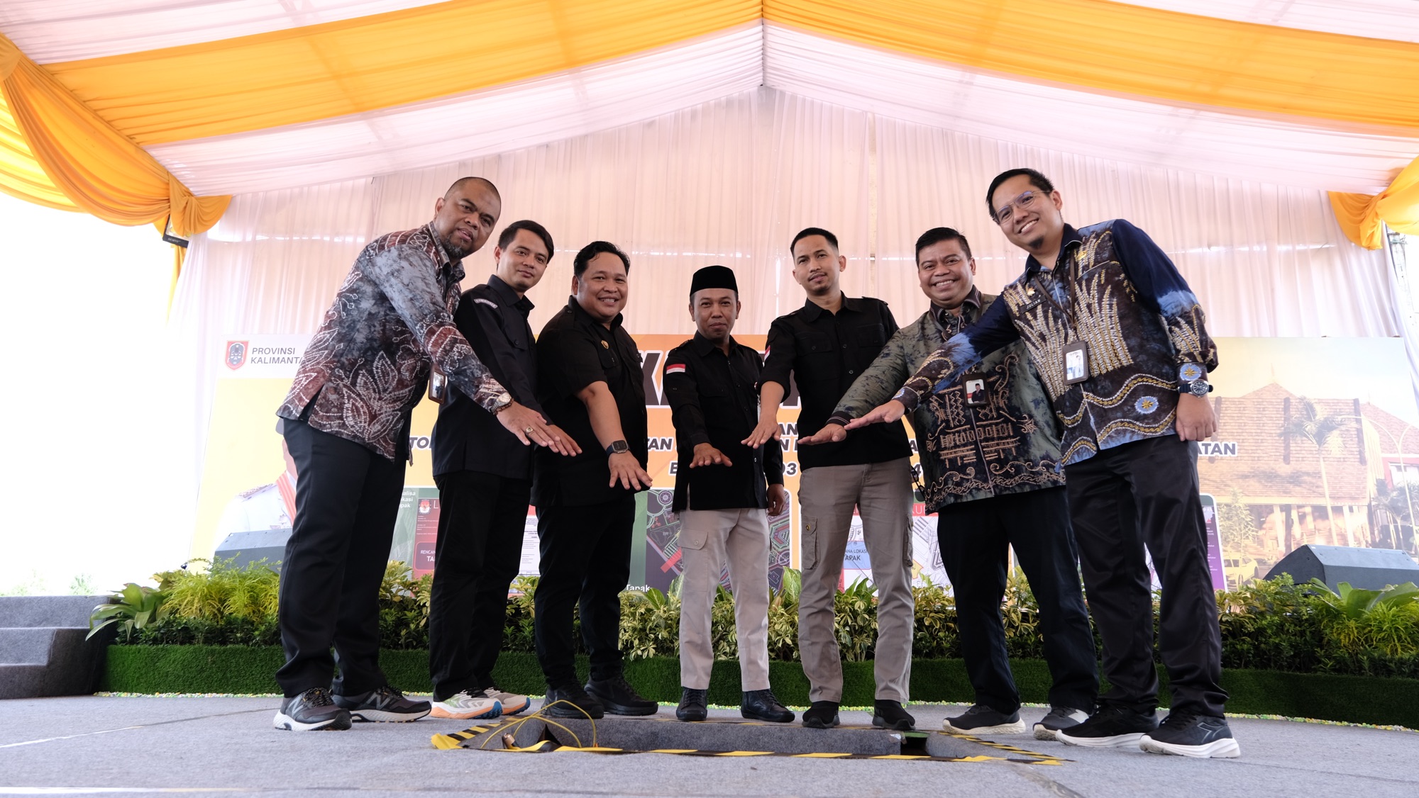 Peletakan Batu Pertama Gedung Bawaslu Kalsel, Ketua Bawaslu Kalsel : Bentuk Kepedulian Pemprov Kalsel Atas Perkembangan Demokrasi