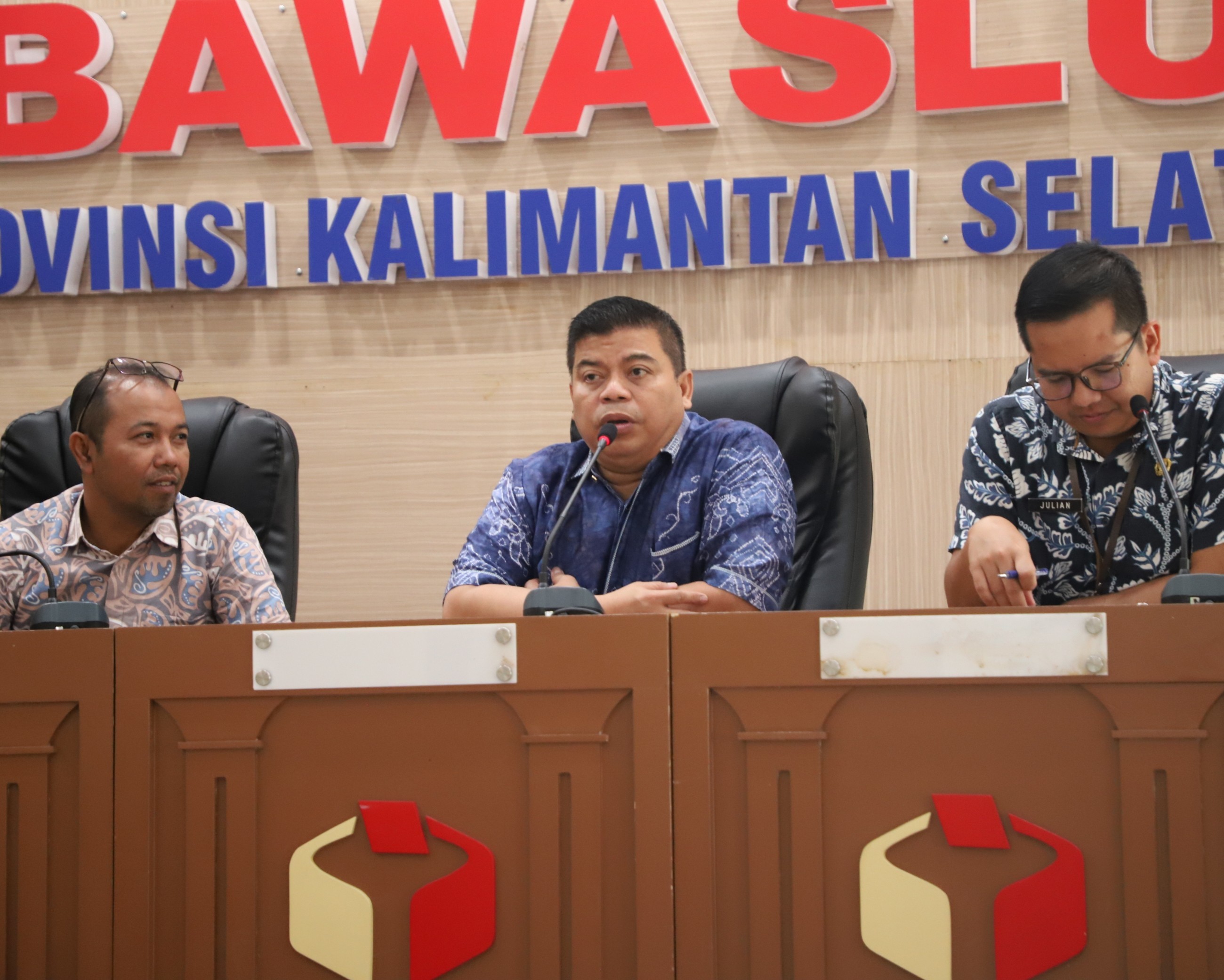 kepala sekretariat bawaslu kalsel t dahsya saat menyampaikan arahan kepada sekretariat bawaslu kabkota