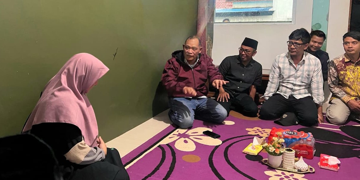 Anggota Bawaslu RI, Totok serahkan dana kerohiman kepada keluarga alm. Anggota Bawaslu Tabalong