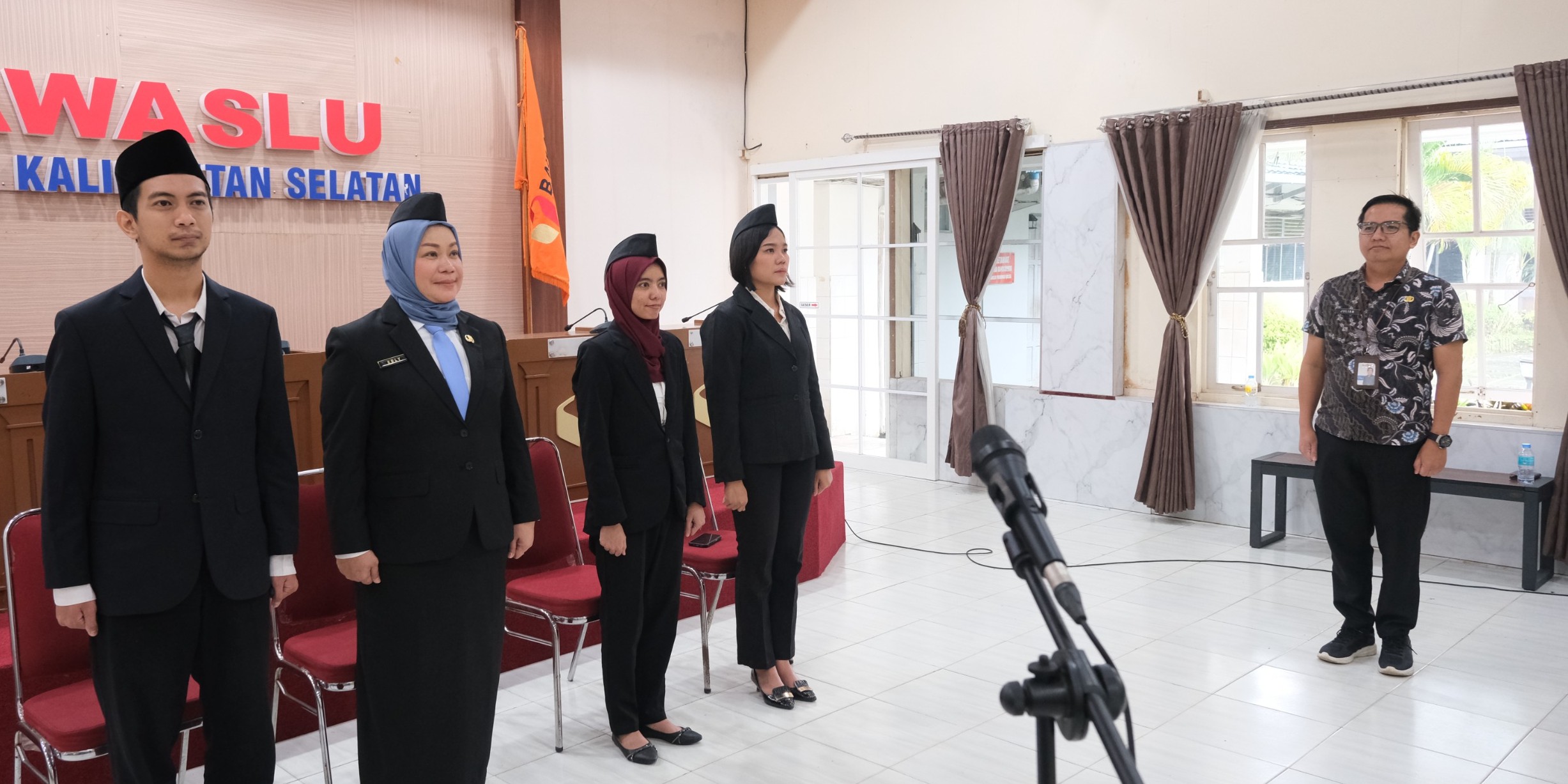 Kabag Administrasi, Julian dampingi pelantikan pejabat di aula bawaslu kalsel