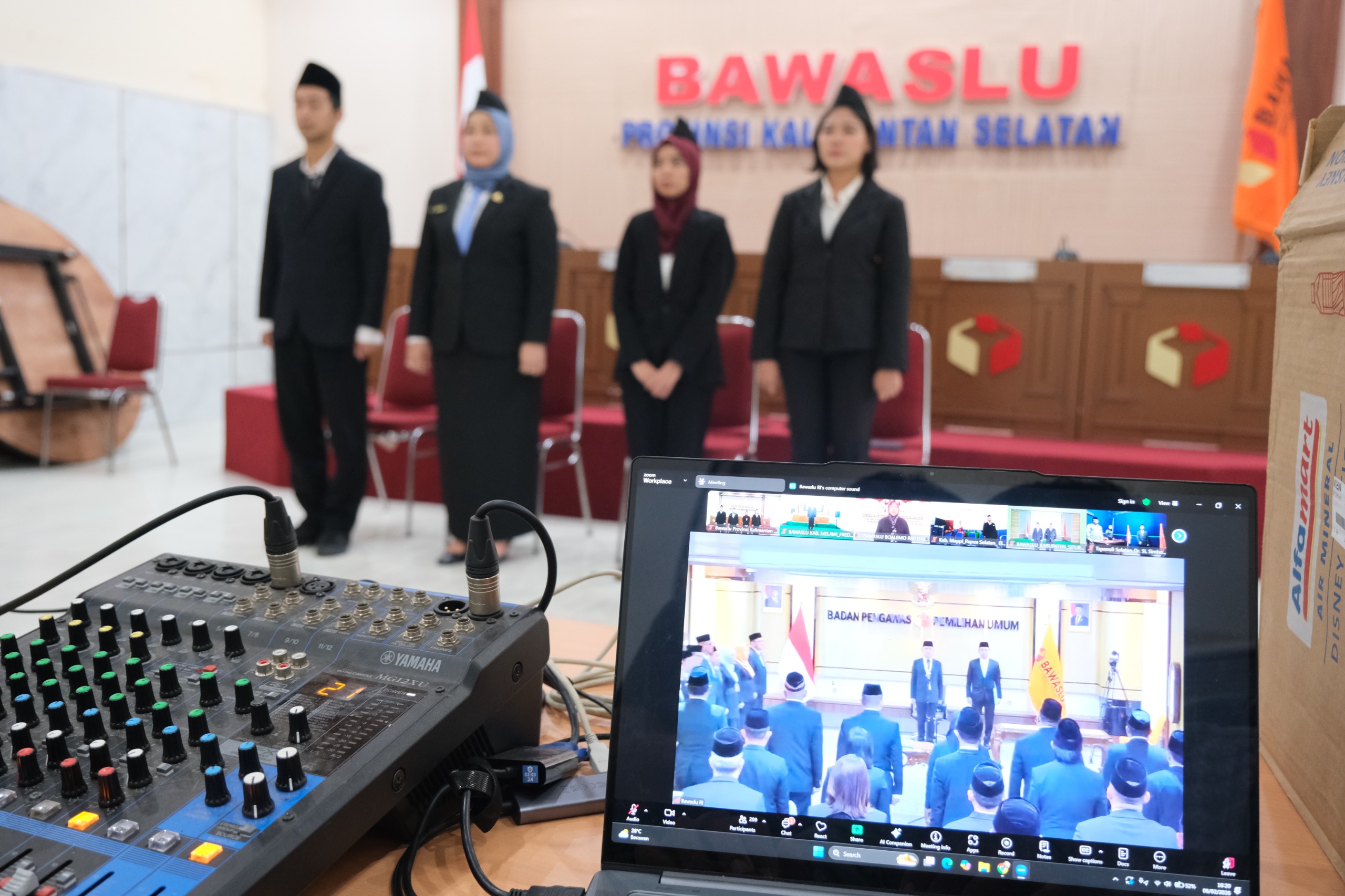 pelantikan hybrid di aula bawaslu kalsel