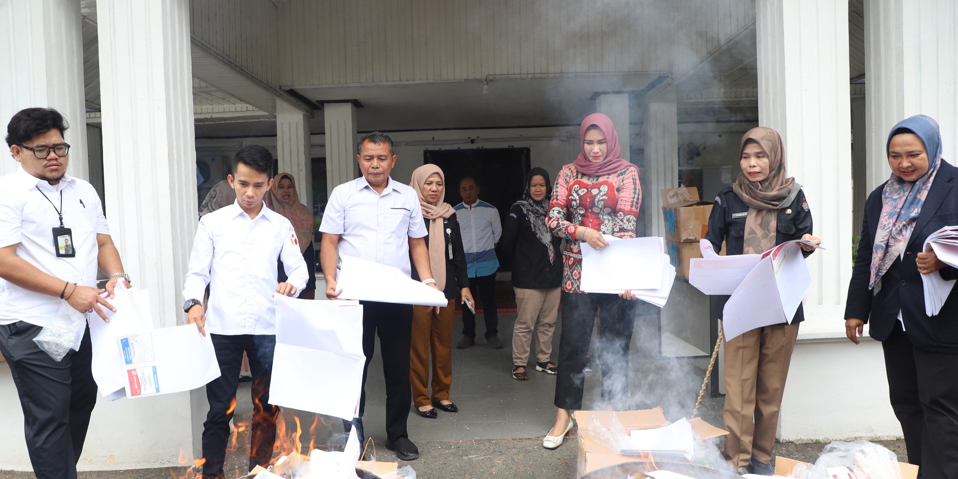KPU Bawaslu disaksikan perwakilan Gakkumdu Kalsel musnahkan surat suara pemilu dan pemilihan 2024