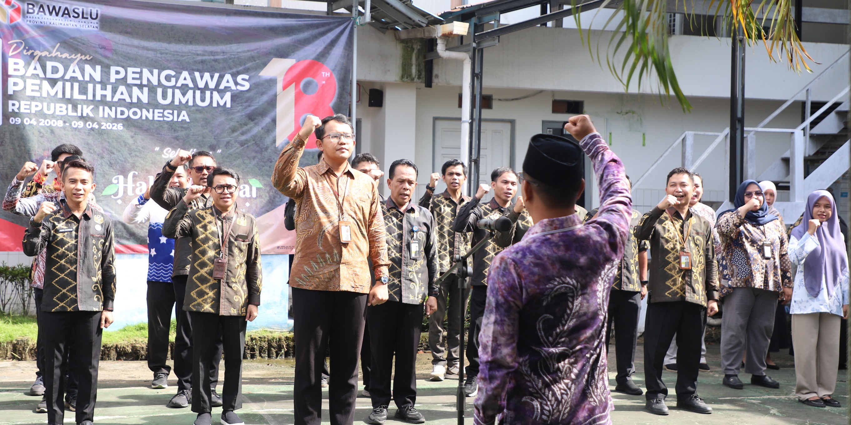Upacara Peringatan Hari Ulang Tahun Ke-18 Bawaslu Republik Indonesia di halaman kantor Bawaslu Kalsel. Banjarmasin,(9/4/2026). / Foto: Edwin