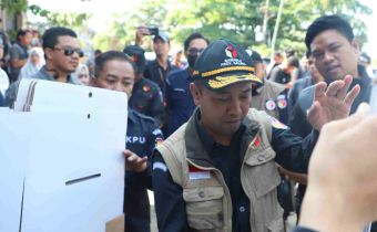 Kotak Suara Mulai Didistribusikan ke Gudang Logistik Kabupaten/Kota,Bawaslu Kalsel Cek Langsung Dari Pelabuhan Trisakti