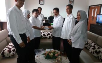 Bawaslu Provinsi Kalimantan Selatan Serahkan Hasil Pengawasn Pilkada Serentak Tahun 2015