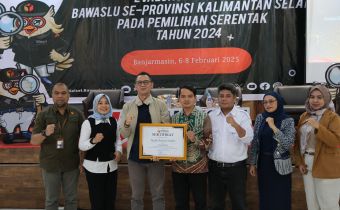 Dukung Pengawasan Pemilihan Serentak 2024, Bawaslu Kalsel Berikan Penghargaan Rekan Media