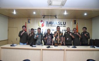 Bukti Kinerja Kehumasan, Humas Bawaslu Kalsel Serahkan Laporan Kehumasan 2024 ke Bawaslu RI