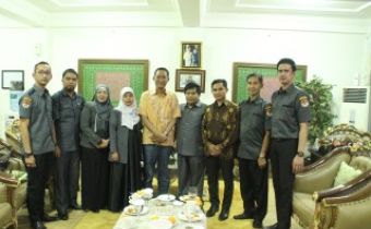 GUBERNUR PROVINSI KALIMANTAN SELATAN ADAKAN PERTEMUAN DENGAN PENYELENGGARA PEMILU DI KEDIAMAN