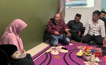 Anggota Bawaslu RI, Totok serahkan dana kerohiman kepada keluarga alm. Anggota Bawaslu Tabalong