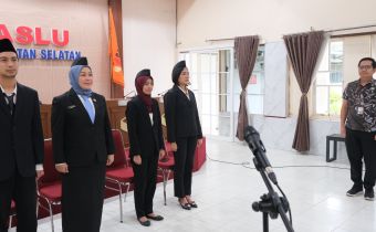 Kabag Administrasi, Julian dampingi pelantikan pejabat di aula bawaslu kalsel