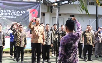 Upacara Peringatan Hari Ulang Tahun Ke-18 Bawaslu Republik Indonesia di halaman kantor Bawaslu Kalsel. Banjarmasin,(9/4/2026). / Foto: Edwin